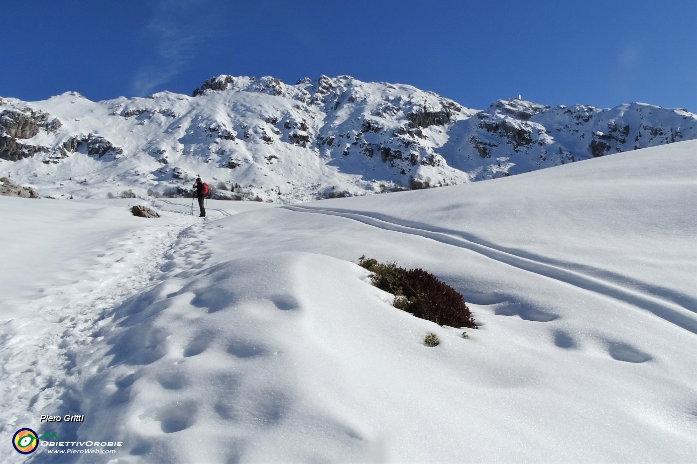 33 Salendo sulla traccia del sent. 502 verso il Passo La Forca con vista in Cima Alben.JPG